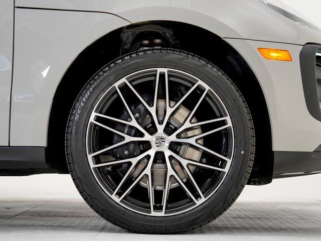 Certified 2025 Porsche Macan image 31