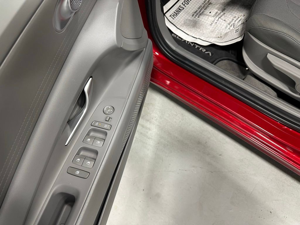 Used 2025 Hyundai Elantra SE FWD image 9