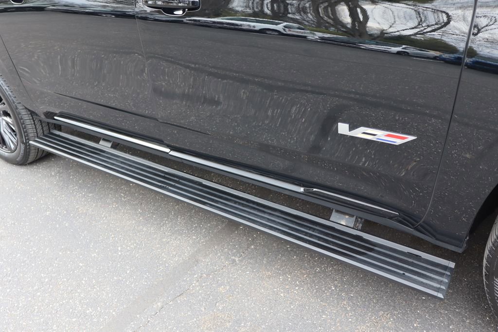 Used 2024 Cadillac Escalade ESV V w/ LPO, ONYX Package AWD/4WD image 29