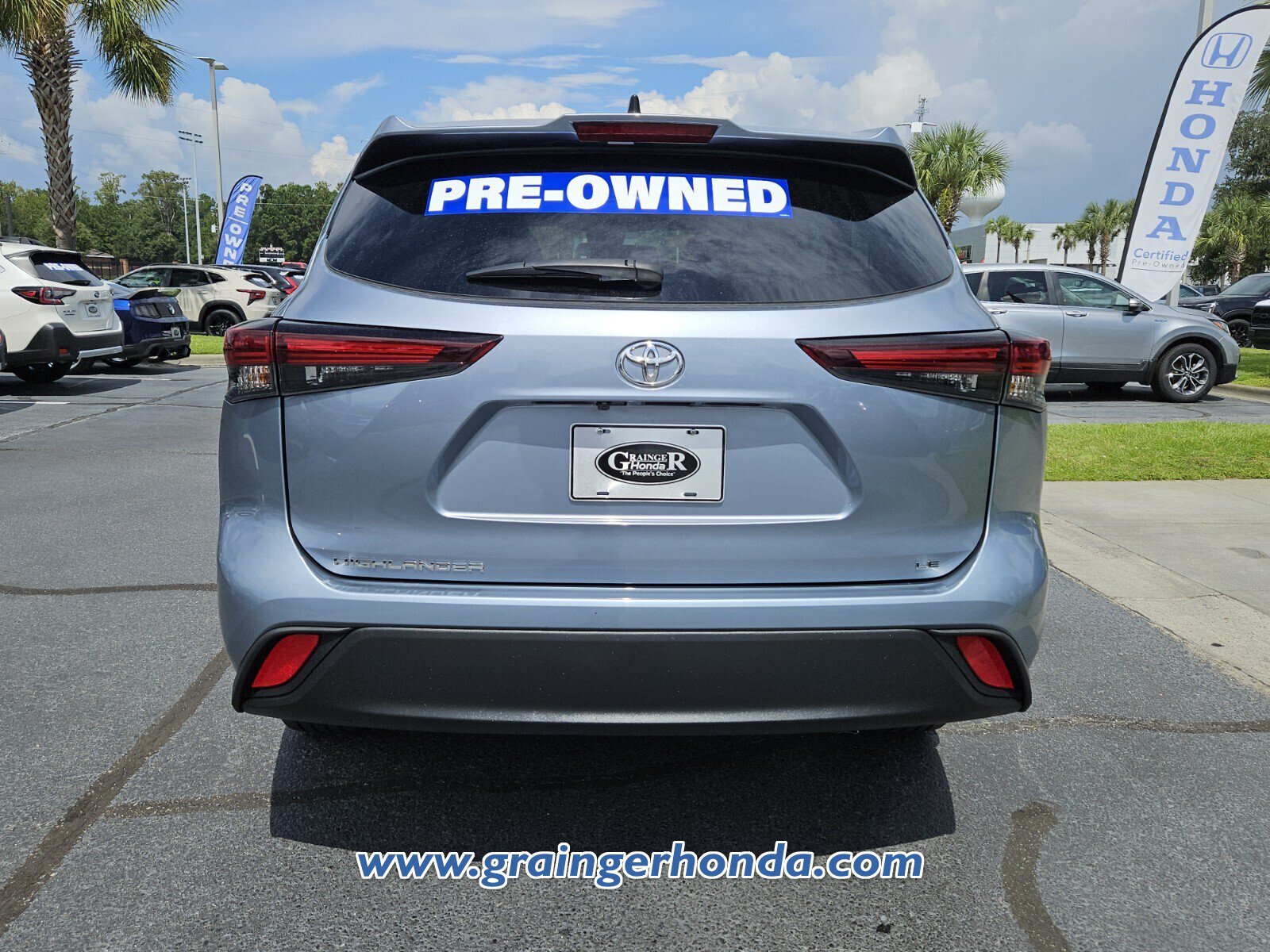Used 2024 Toyota Highlander LE FWD image 4