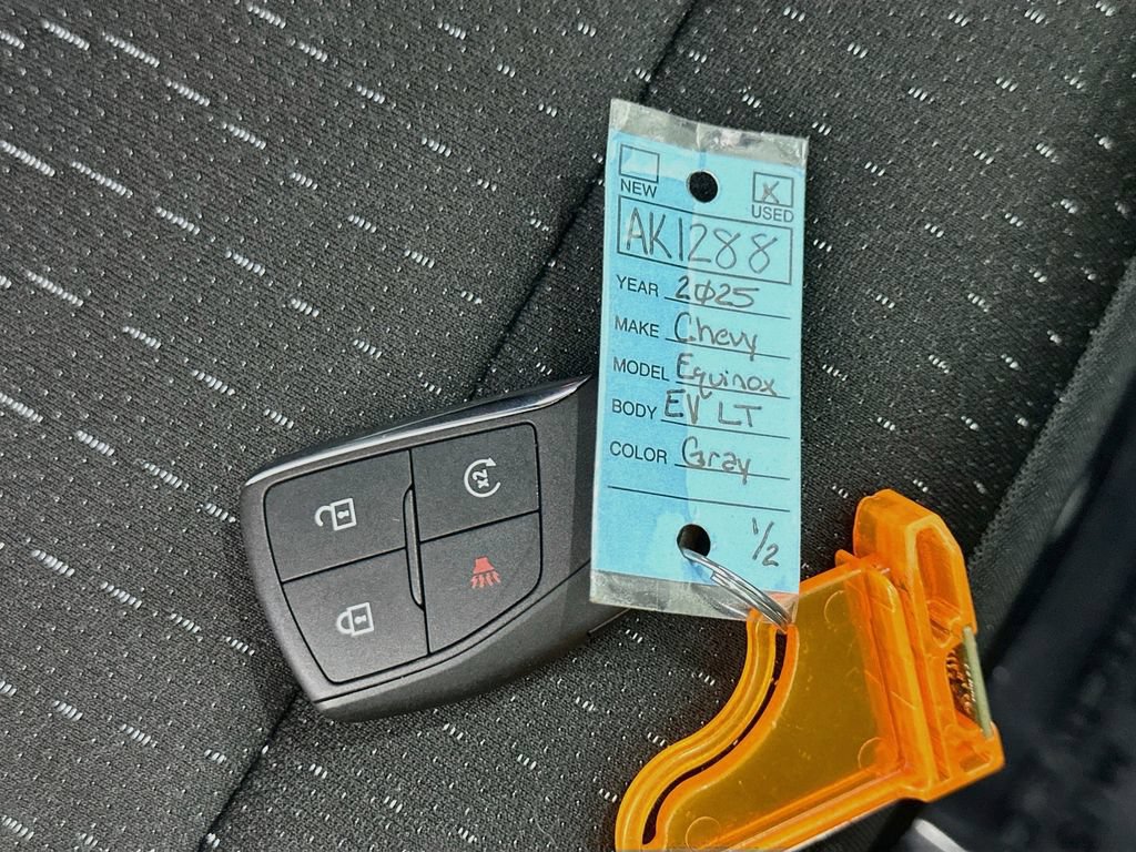 Used 2025 Chevrolet Equinox EV LT FWD image 36