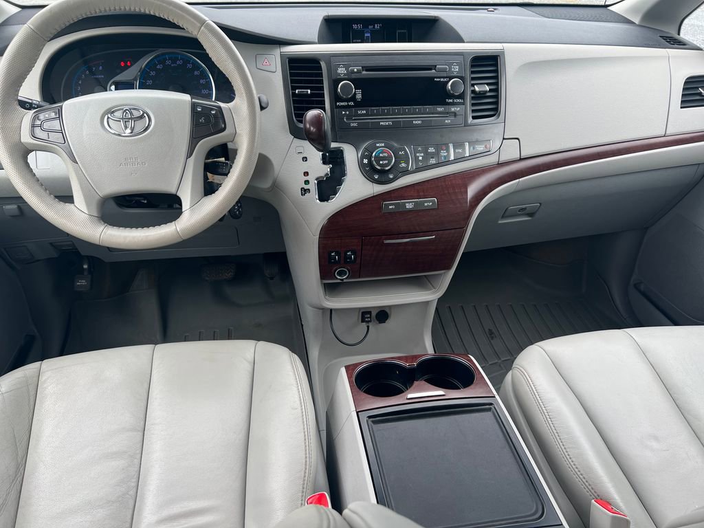 Used 2014 Toyota Sienna XLE FWD image 25