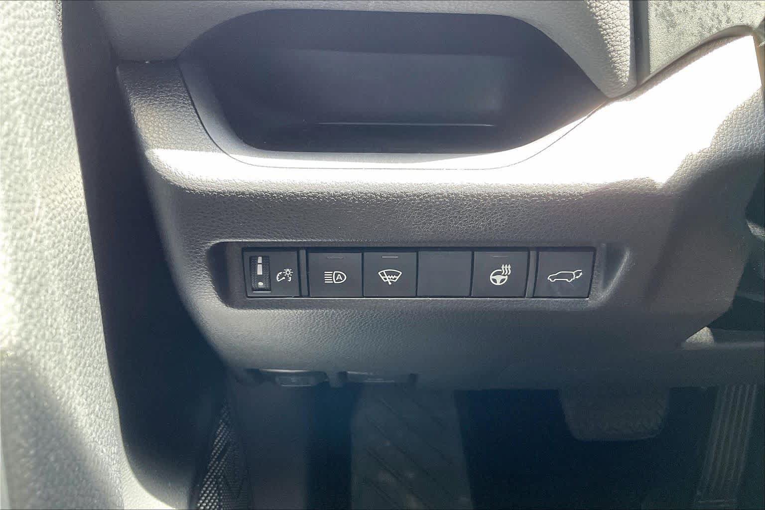 Used 2020 Toyota RAV4 XLE Premium FWD image 33