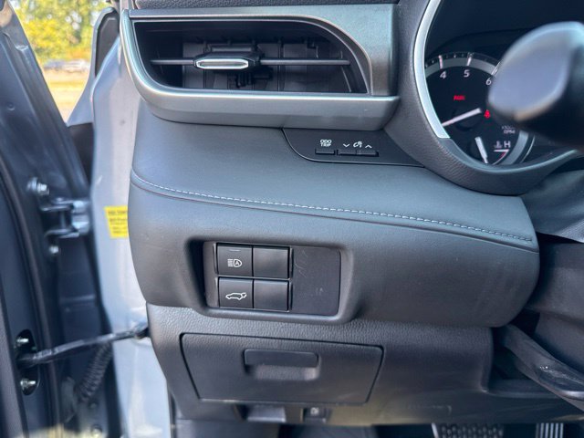 Used 2020 Toyota Highlander XLE AWD/4WD image 28