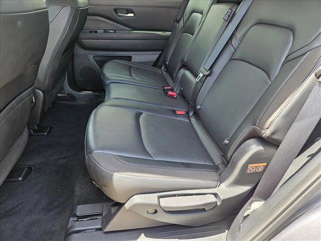 Used 2025 Nissan Pathfinder SL AWD/4WD image 17