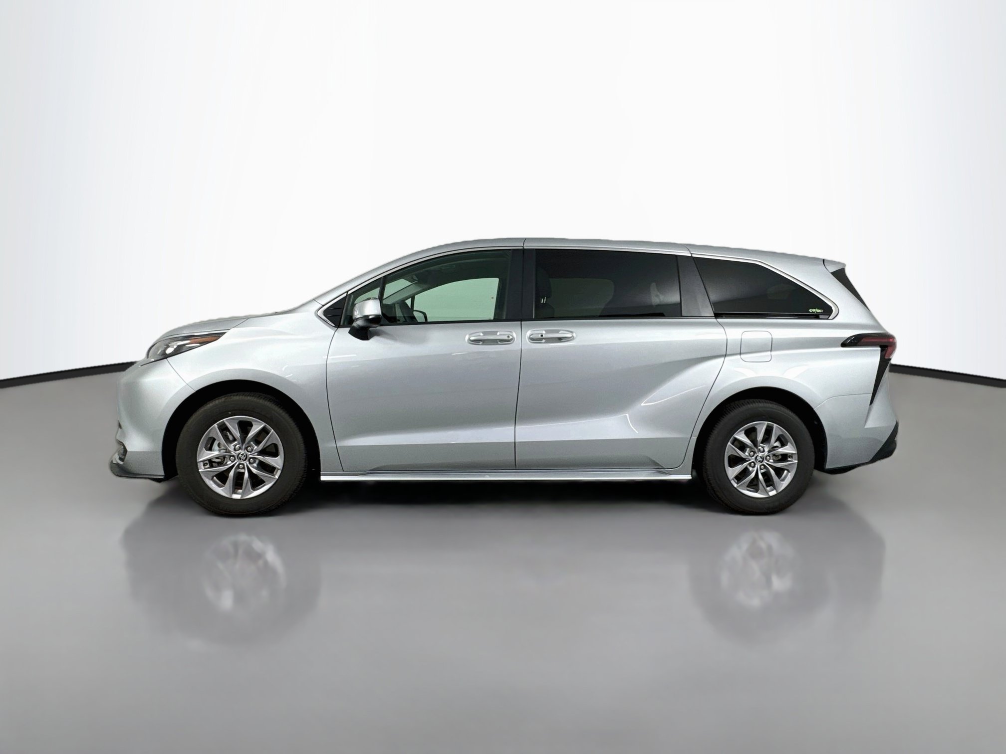 Certified 2025 Toyota Sienna LE FWD image 4