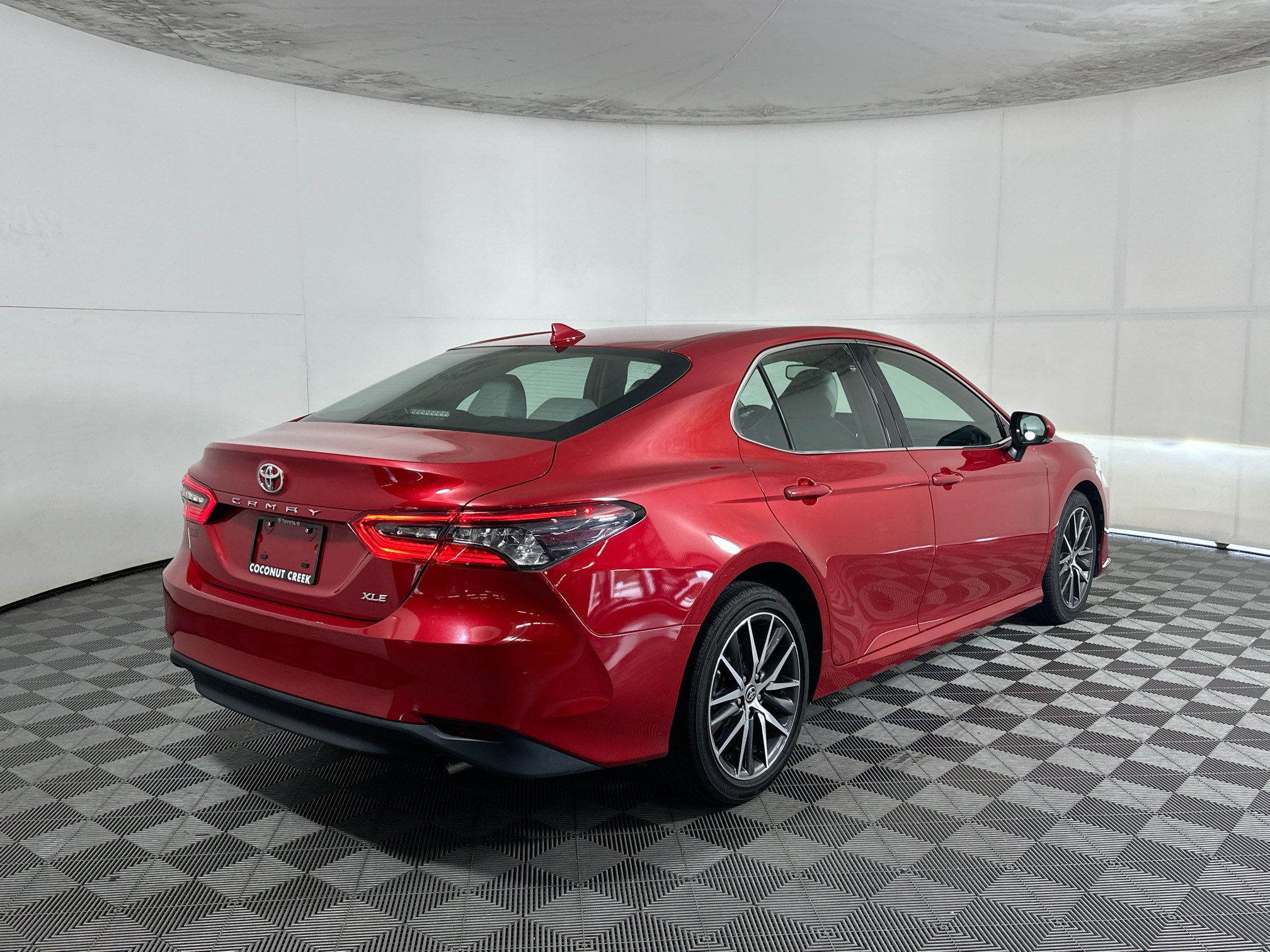 Used 2023 Toyota Camry XLE FWD image 3