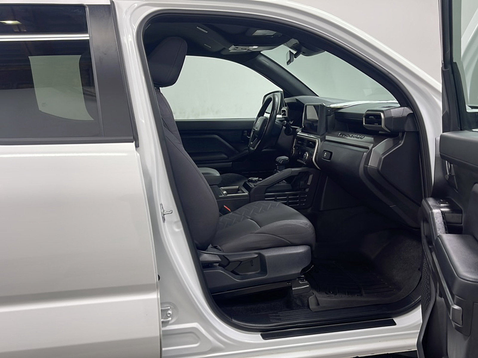 Used 2025 Toyota Tacoma SR5 AWD/4WD image 21