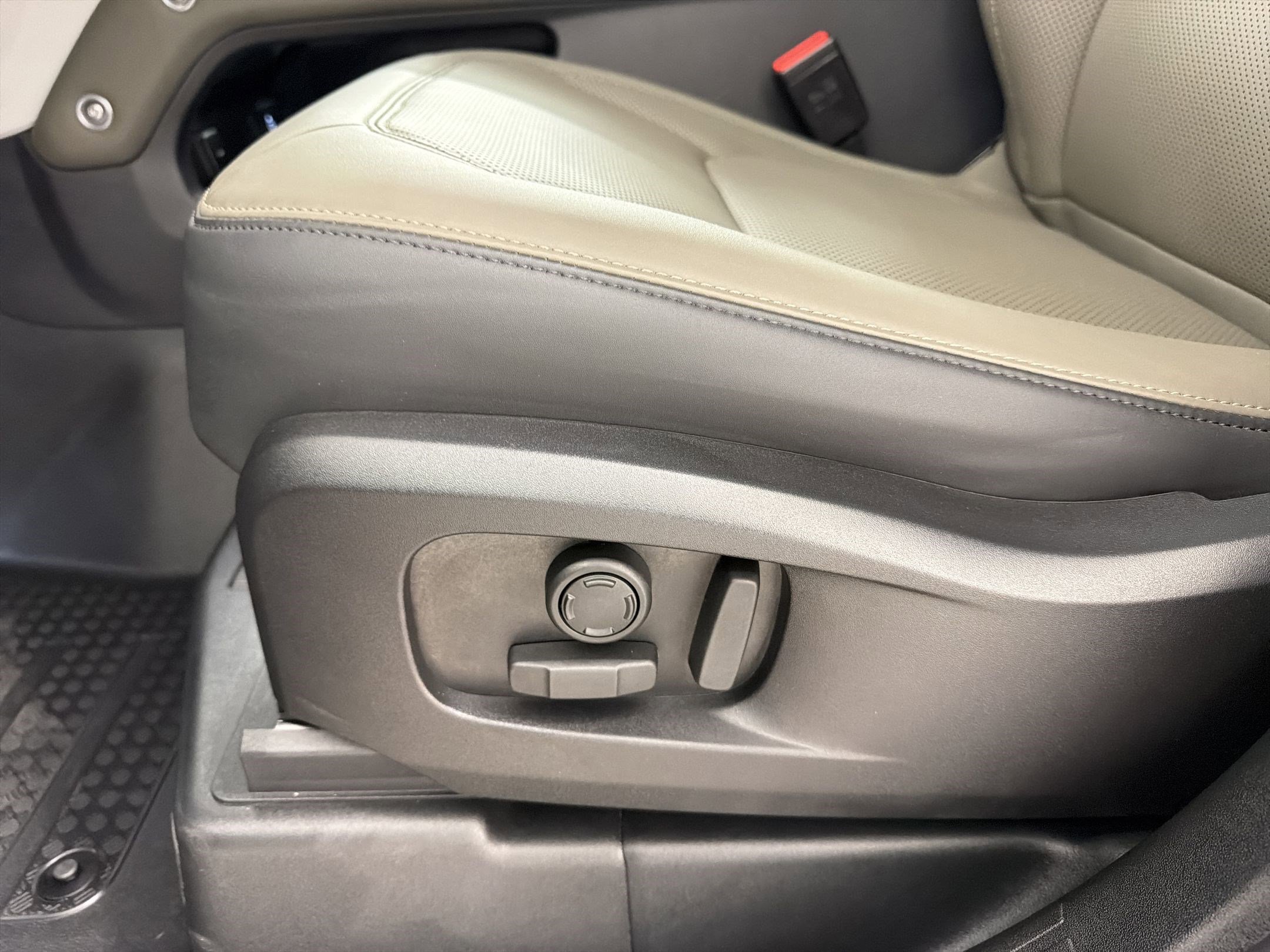 Used 2025 Land Rover Defender 110 S image 13