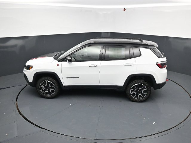 New 2026 Jeep Compass Trailhawk w/ Sun, Sound & Navigation Group AWD/4WD image 49