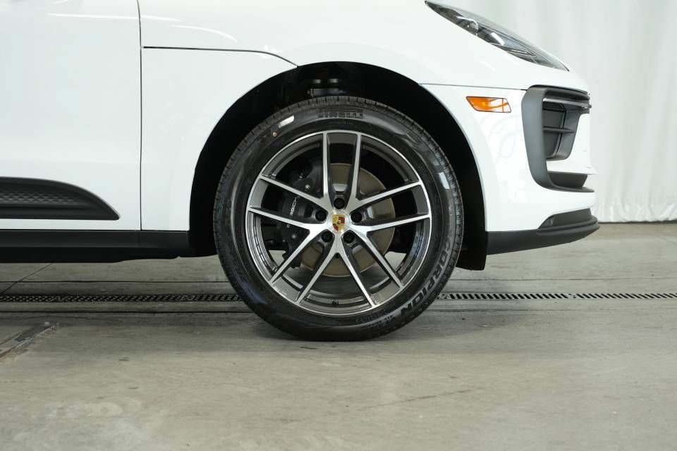 Certified 2025 Porsche Macan AWD/4WD image 42