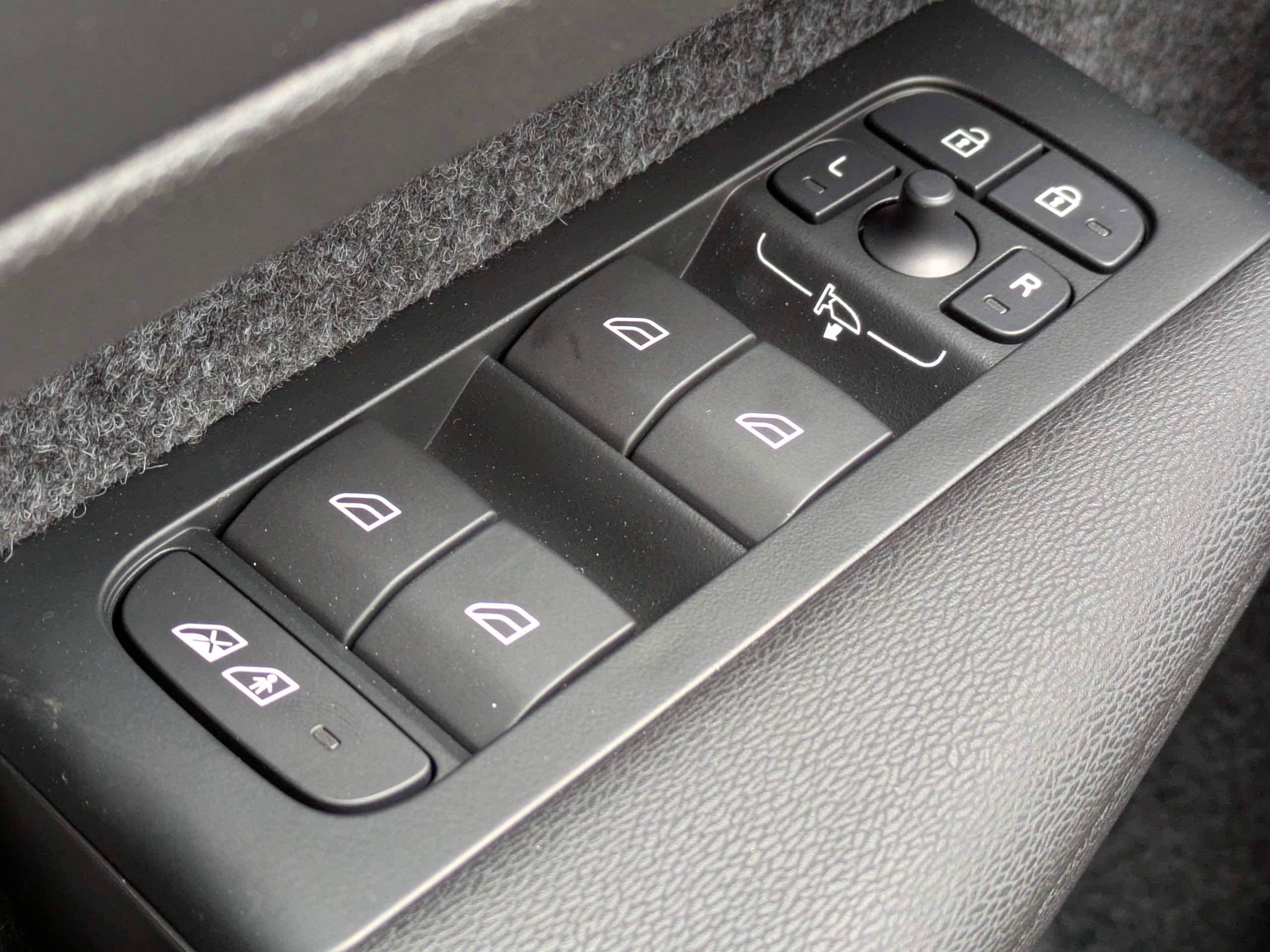 New 2026 Volvo XC40 B5 Ultra w/ Protection Package Premier image 27