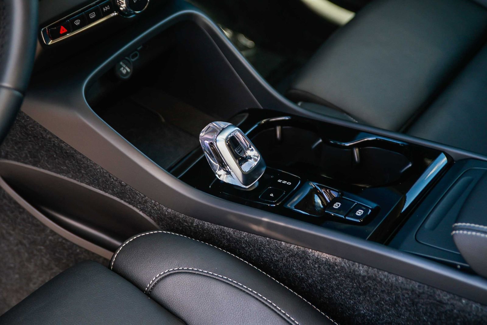 Used 2026 Volvo XC40 B5 Ultra w/ Climate Package image 22