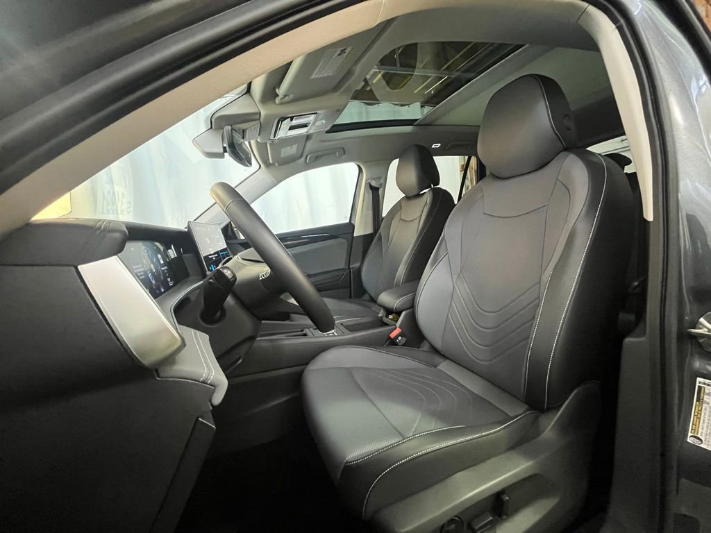Certified 2025 Volkswagen Tiguan SE AWD/4WD image 11