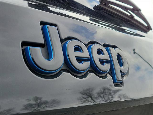 Used 2019 Jeep Grand Cherokee Laredo AWD/4WD image 24