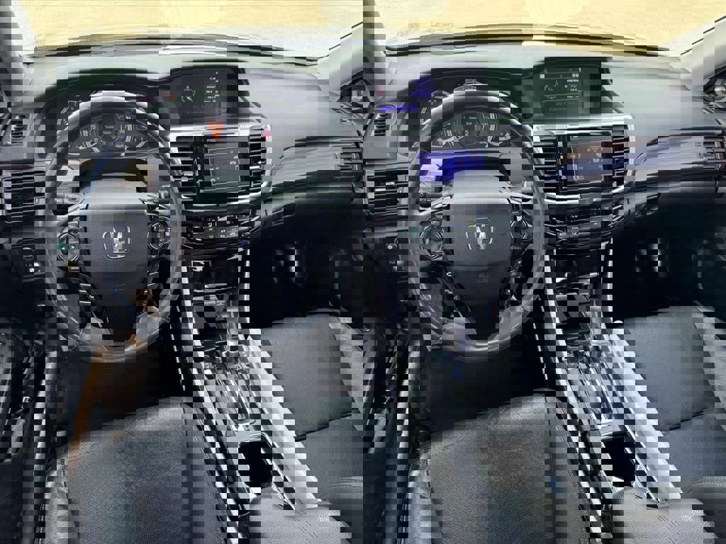 Used 2017 Honda Accord Touring image 11