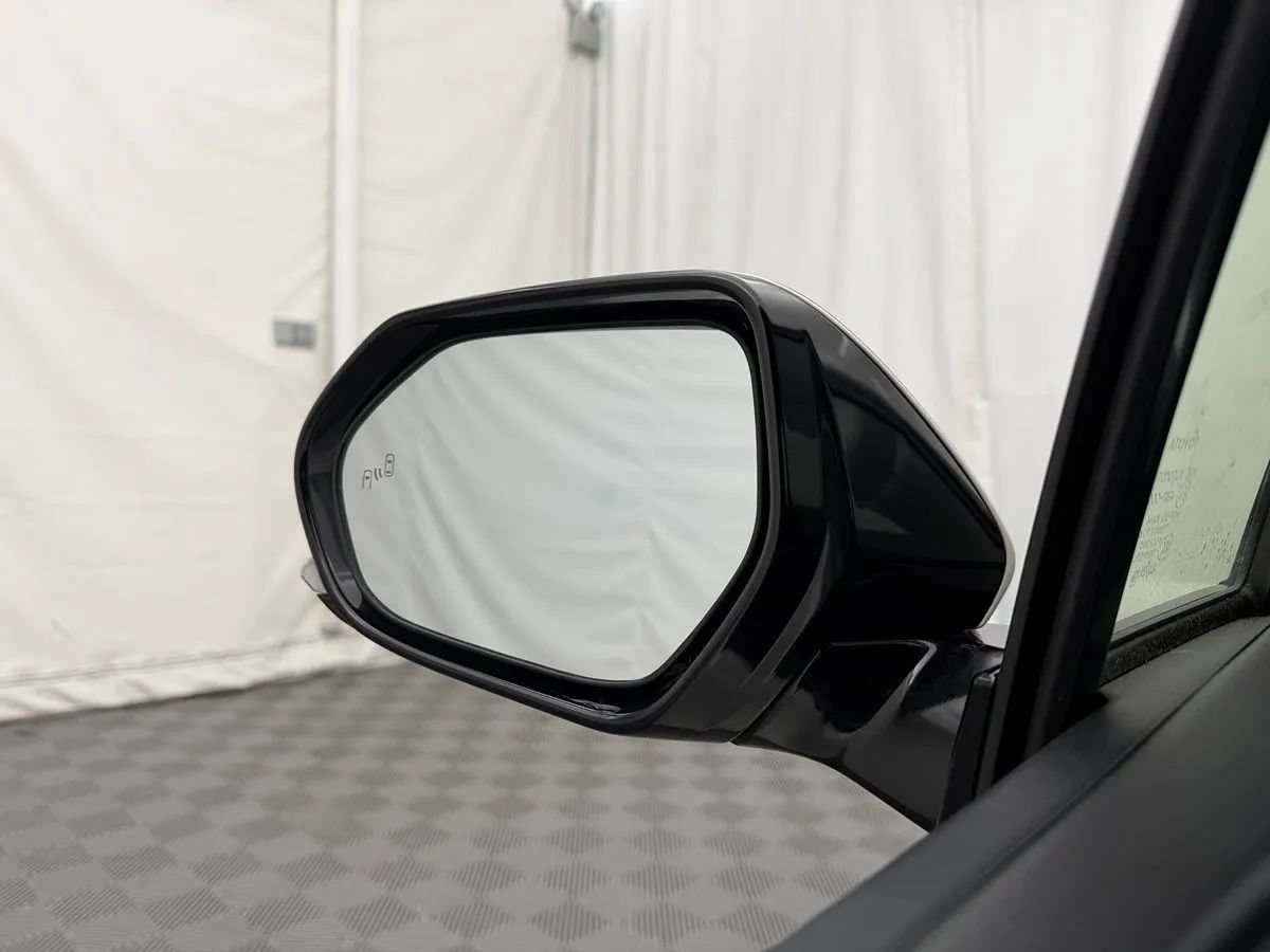 Used 2018 Toyota Prius Three Touring w/ Appearance Package FWD image 13