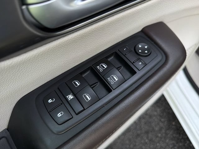 Used 2017 Chrysler Pacifica Touring w/ Tire & Wheel Group FWD image 16