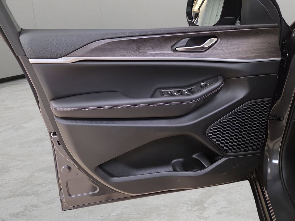 New 2026 Jeep Grand Cherokee Laredo image 10