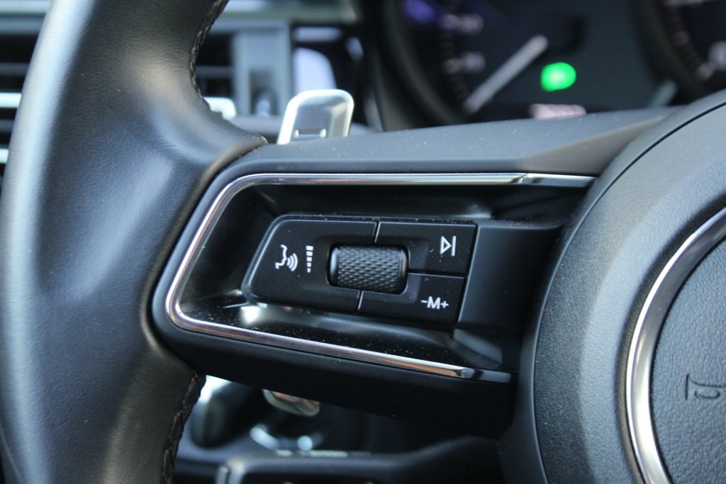 Used 2025 Porsche Macan image 24