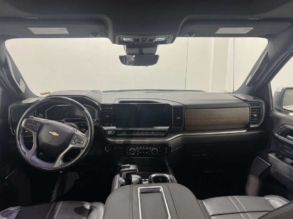 Used 2022 Chevrolet Silverado 1500 High Country w/ High Country Premium Package AWD/4WD image 3