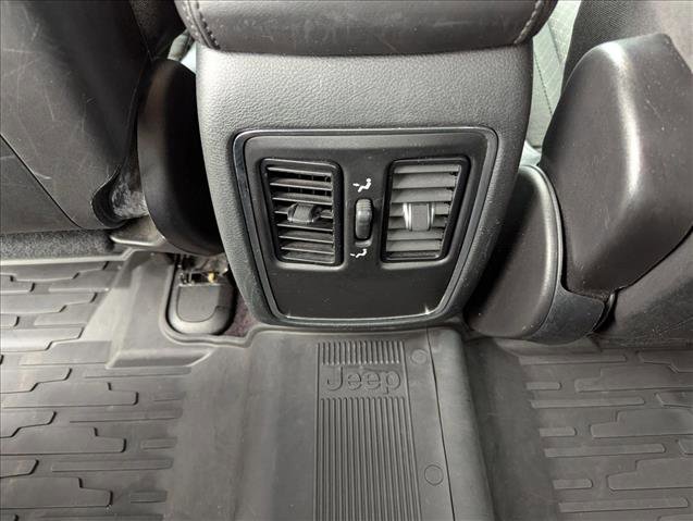 Used 2019 Jeep Grand Cherokee Laredo image 16