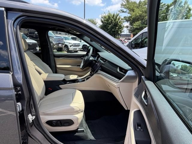 Used 2023 Jeep Grand Cherokee L Limited w/ Luxury Tech Group II AWD/4WD image 30