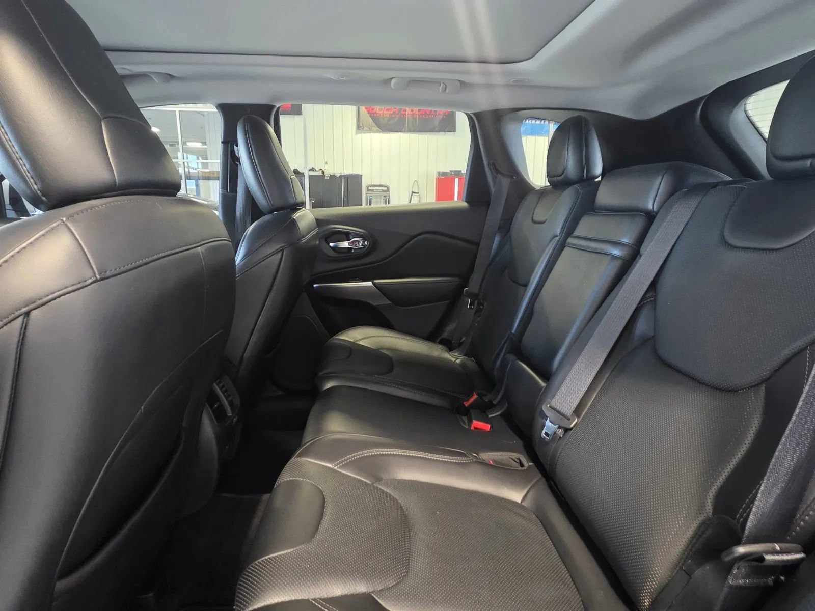 Used 2019 Jeep Cherokee Limited w/ Luxury Group AWD/4WD image 14
