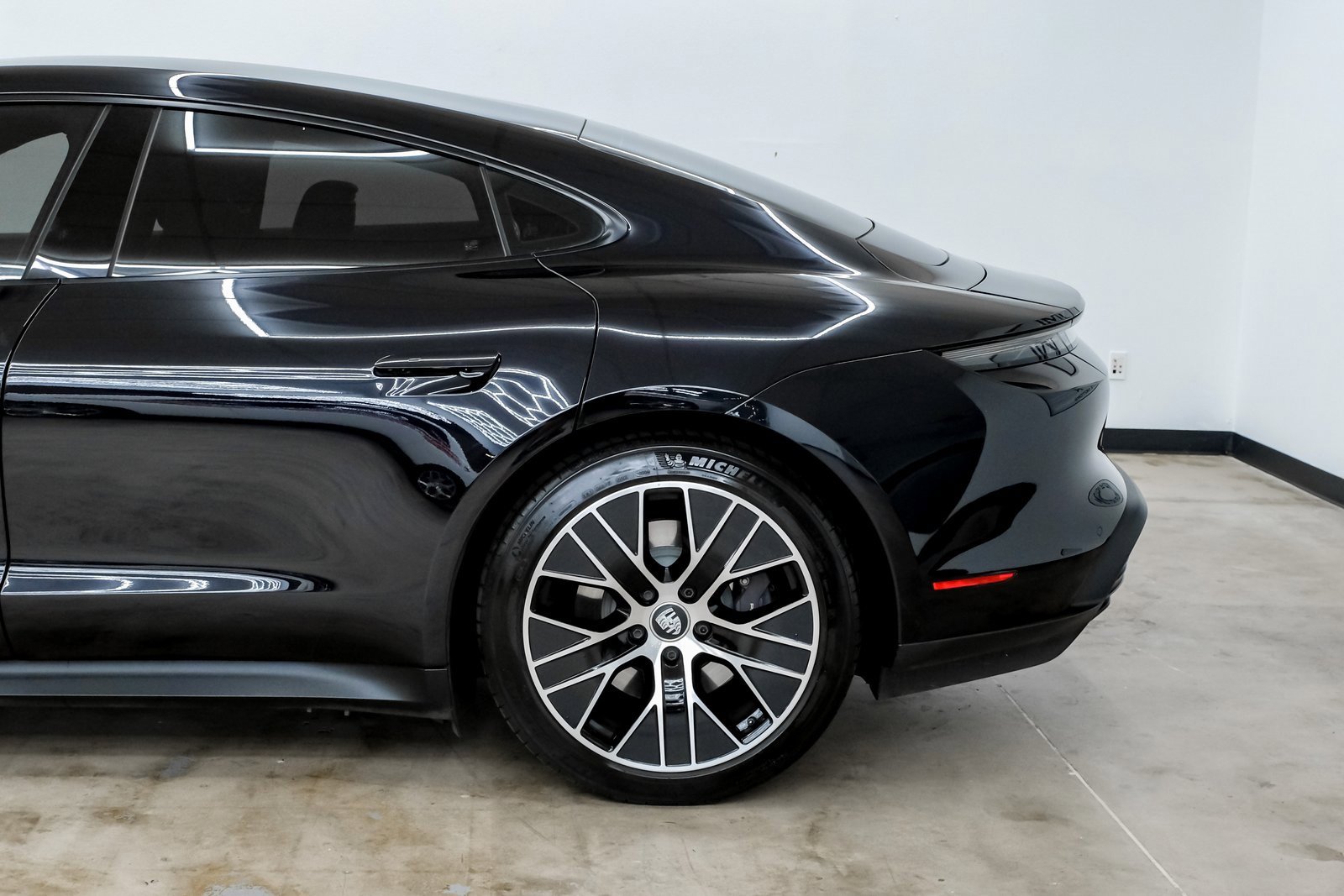 Used 2023 Porsche Taycan image 10