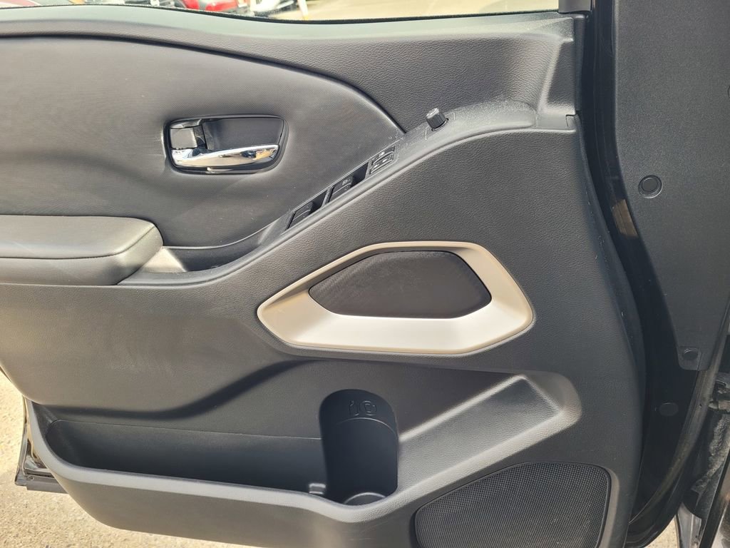 Used 2023 Nissan Frontier SV image 13