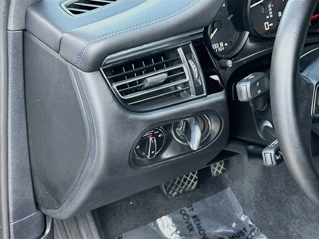 Certified 2024 Porsche Macan AWD/4WD image 10