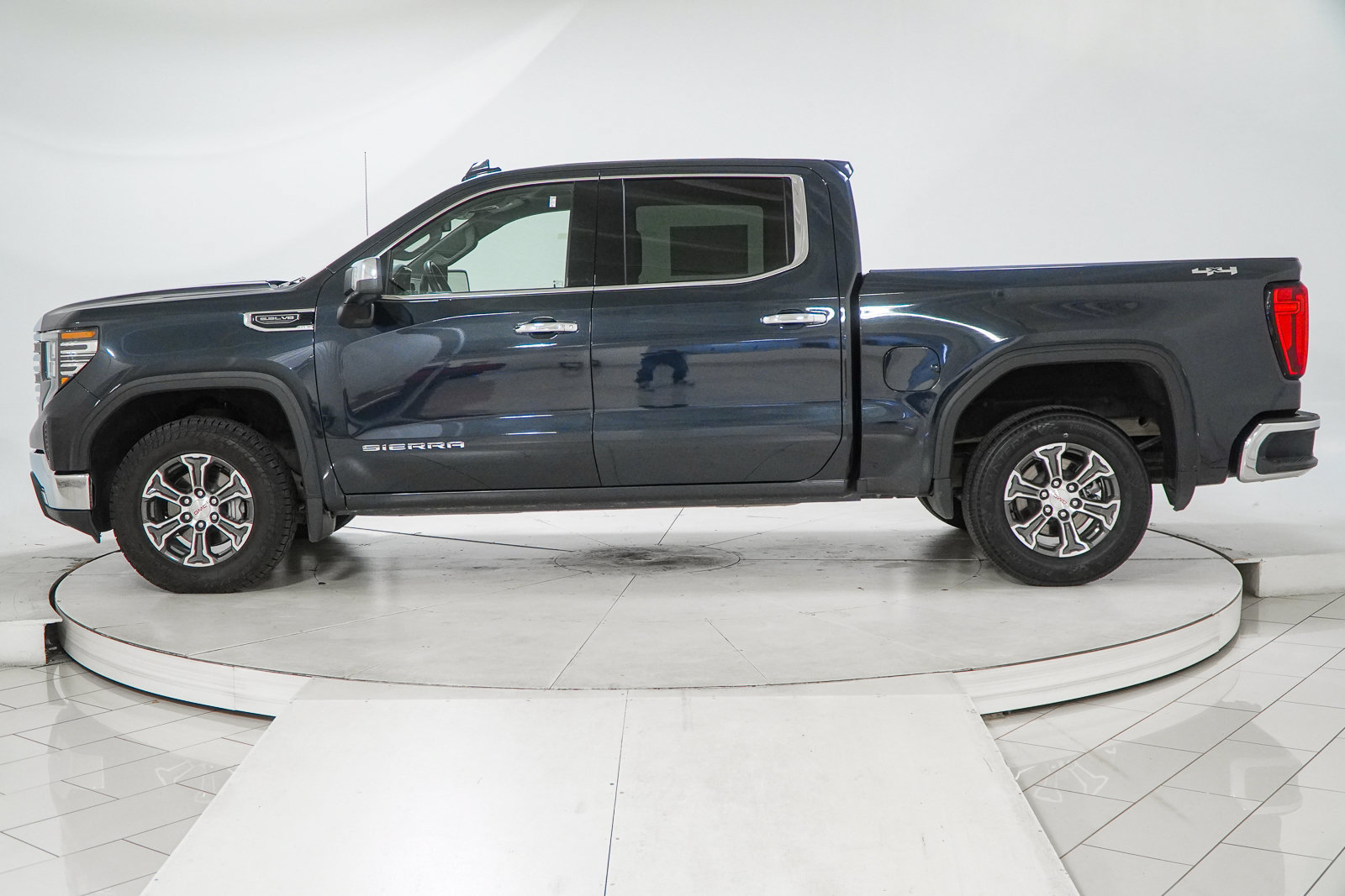 Used 2025 GMC Sierra 1500 SLT AWD/4WD image 4