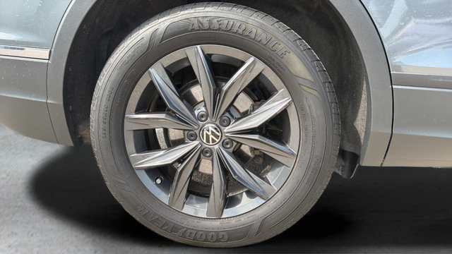Used 2024 Volkswagen Tiguan SE AWD/4WD image 39