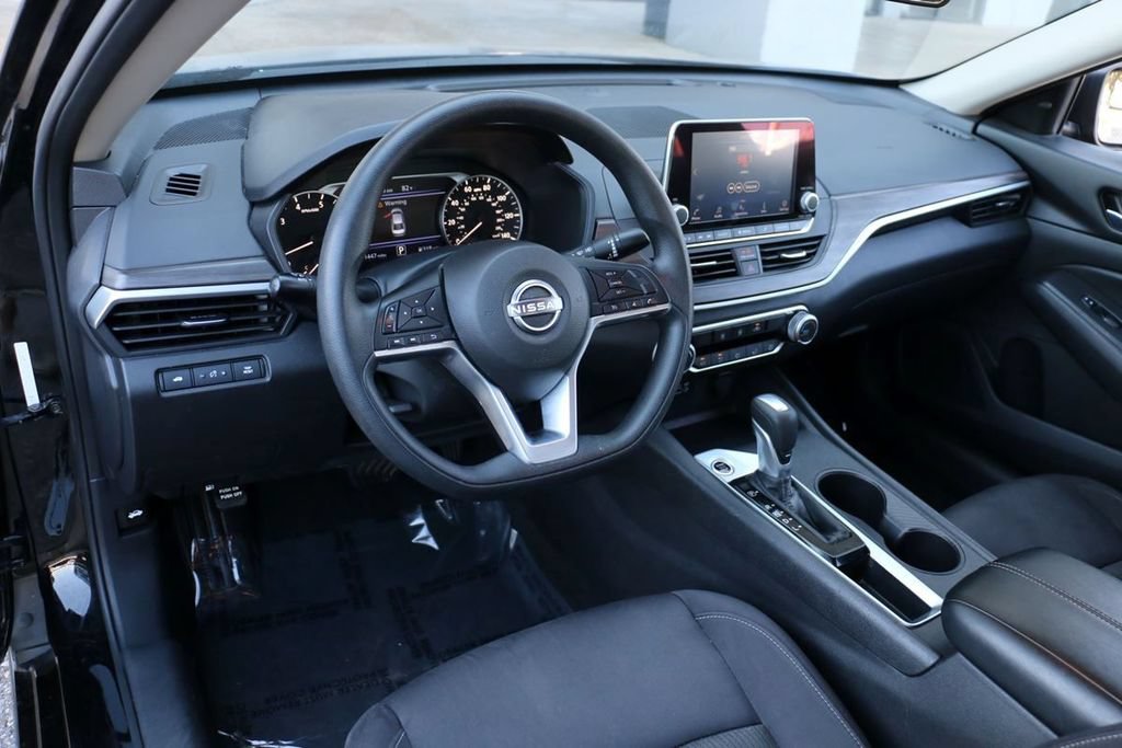 Used 2025 Nissan Altima 2.5 SV FWD image 16