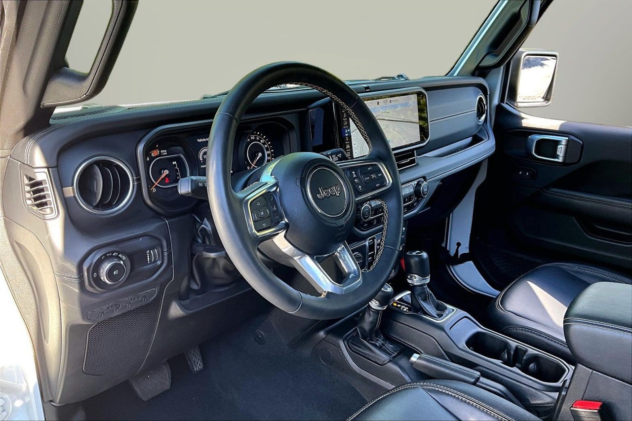 Used 2024 Jeep Wrangler Unlimited Sahara w/ Technology Group AWD/4WD image 17