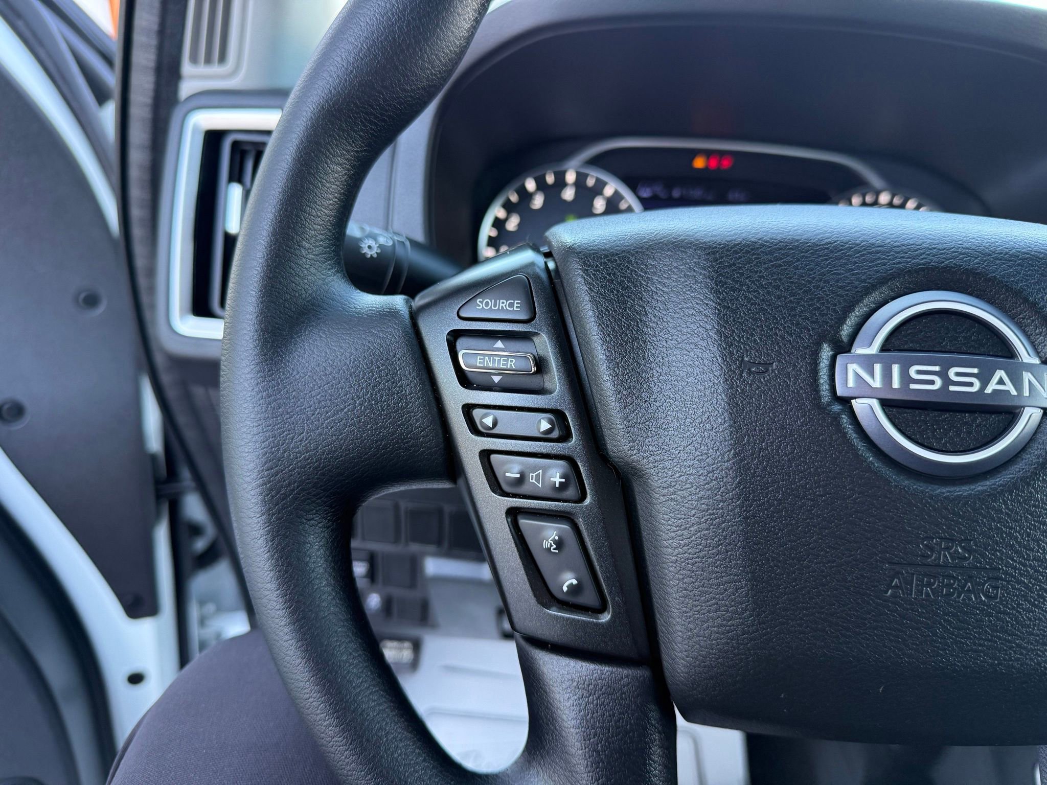 Used 2025 Nissan Frontier SV image 38