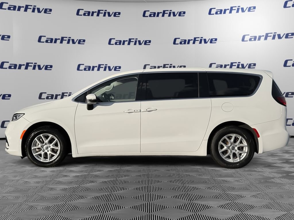 Used 2023 Chrysler Pacifica Touring-L image 2