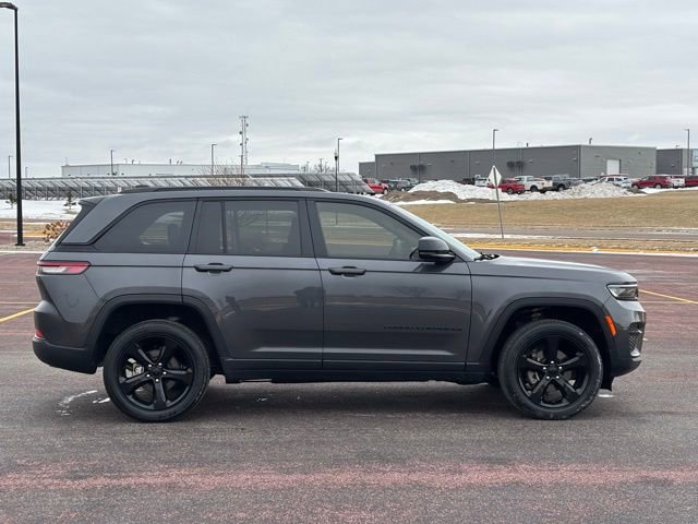 Used 2022 Jeep Grand Cherokee Altitude image 2