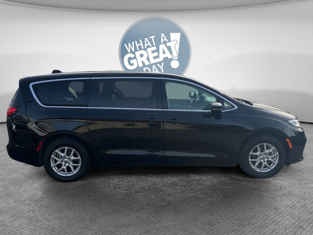 Used 2024 Chrysler Pacifica Touring-L FWD image 2