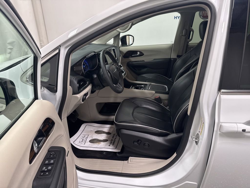 Used 2024 Chrysler Pacifica Limited w/ Uconnect Theater Family Group image 11
