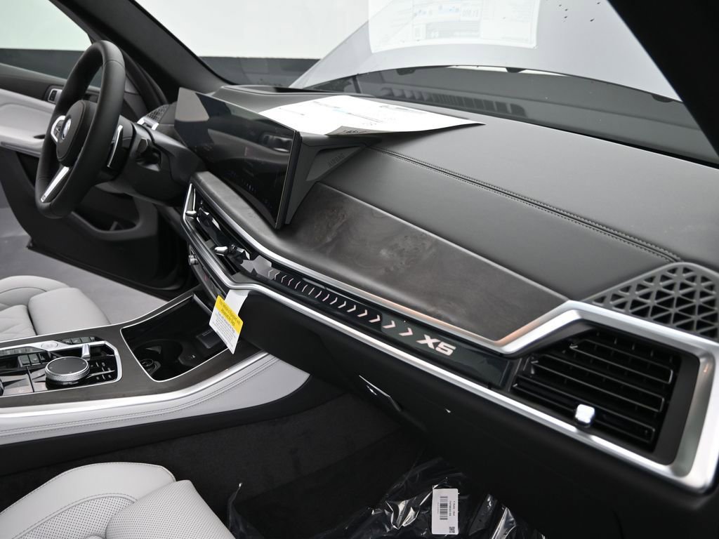 New 2026 BMW X5 xDrive50e w/ M Sport Package AWD/4WD image 24