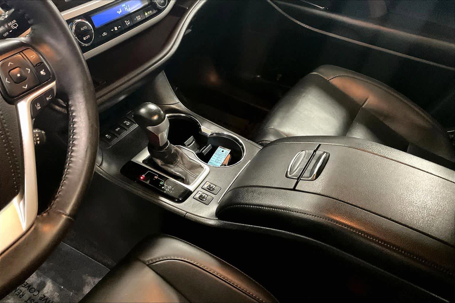 Used 2019 Toyota Highlander XLE AWD/4WD image 17