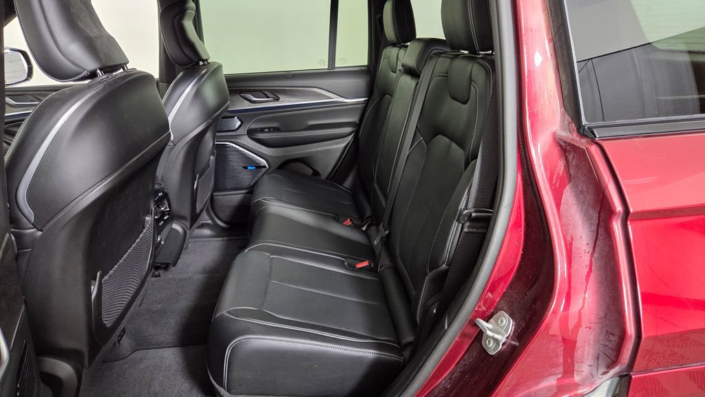 Used 2022 Jeep Grand Cherokee Overland w/ Luxury Tech Group IV image 34