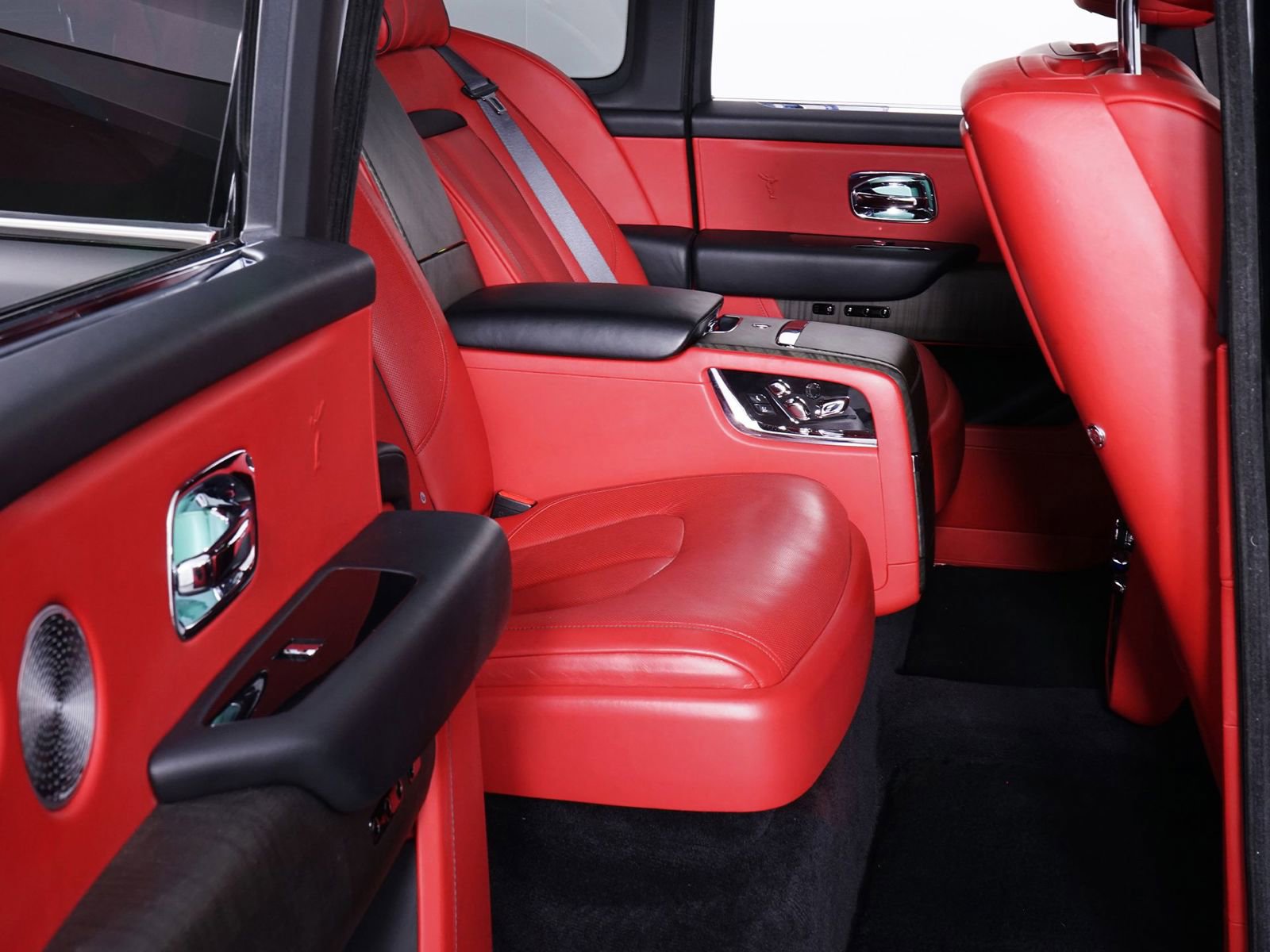 Used 2022 Rolls-Royce Cullinan w/ Cullinan Package image 35