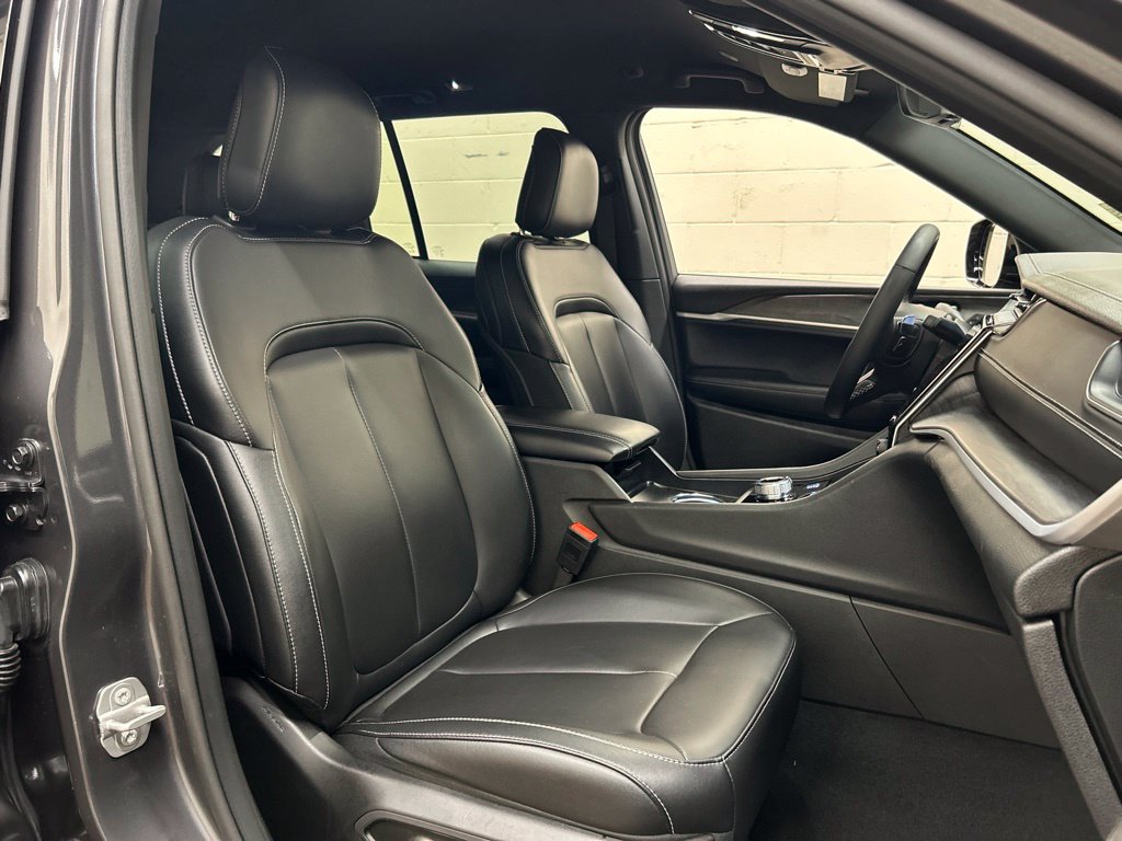 Used 2025 Jeep Grand Cherokee Limited AWD/4WD image 12