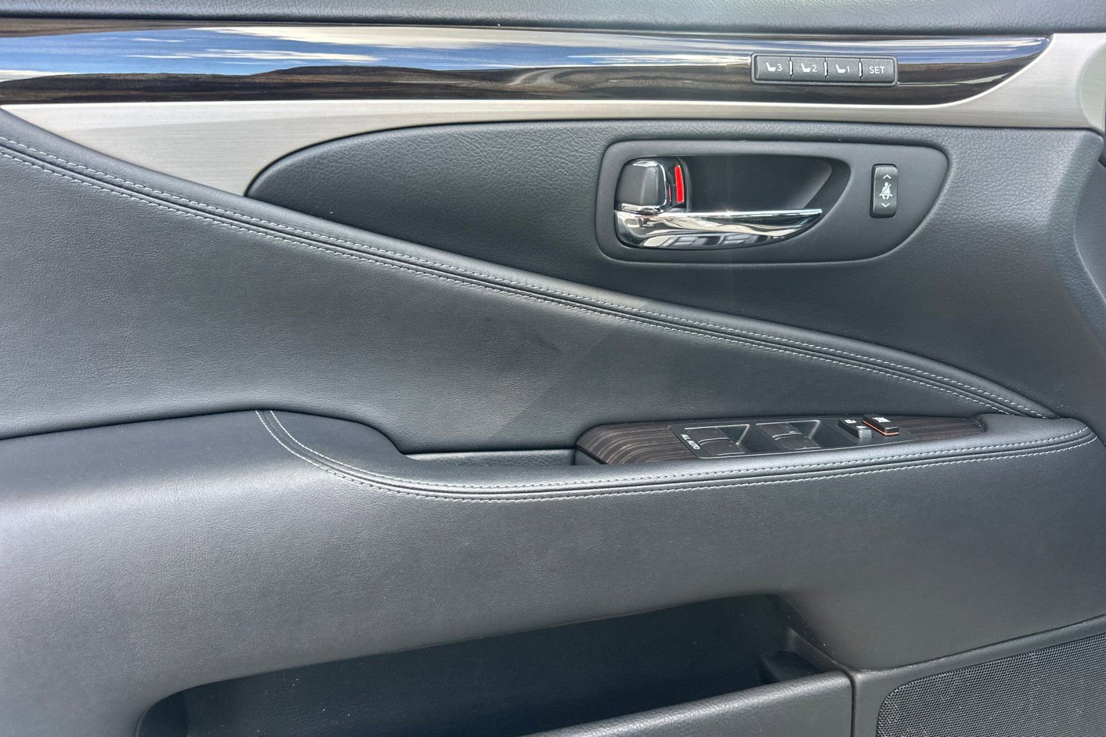 Used 2017 Lexus LS 460 w/ Comfort Package image 12