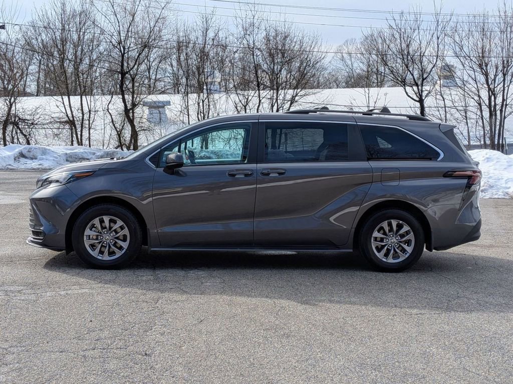 Used 2025 Toyota Sienna LE w/ LE Plus Package image 8