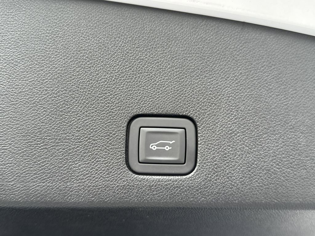 New 2025 Cadillac XT6 Luxury FWD image 32