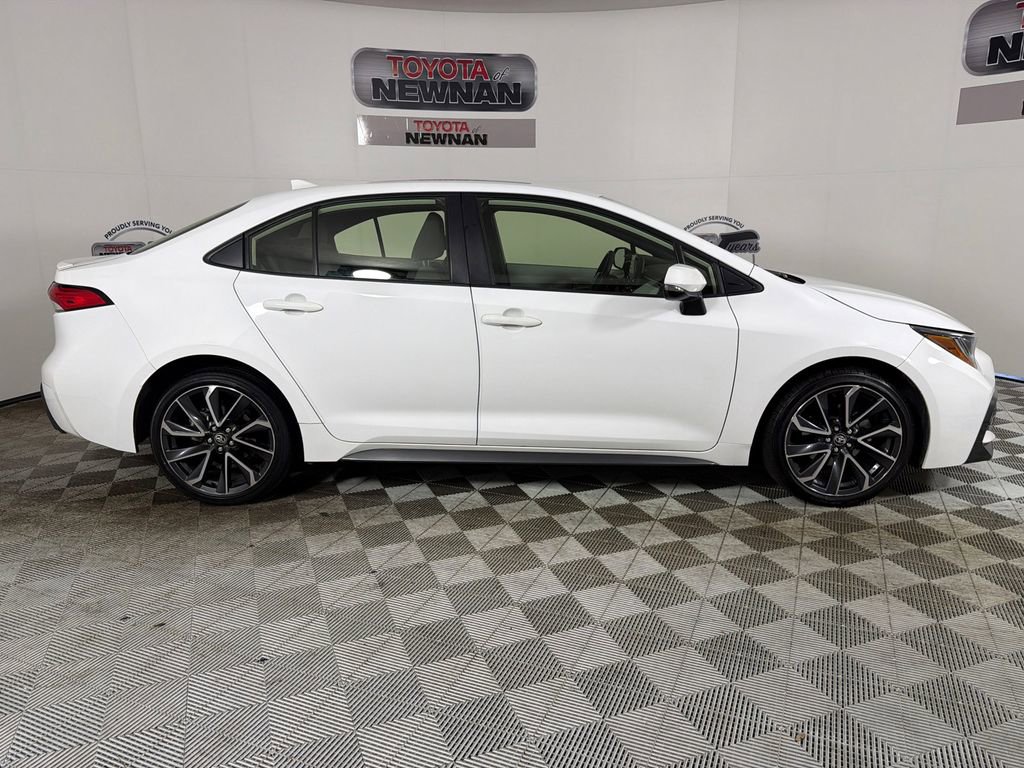 Used 2022 Toyota Corolla SE FWD image 2