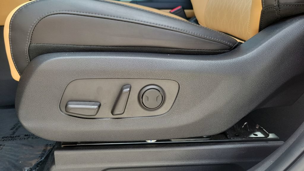Used 2024 Kia Carnival EX FWD image 16